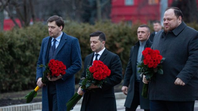Зеленский возложил цветы к памятникам Шевченко и Грушевского