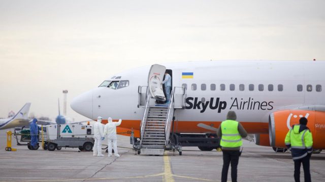 Самолет, который привез украинских граждан из Китая, прошел дезинфекцию