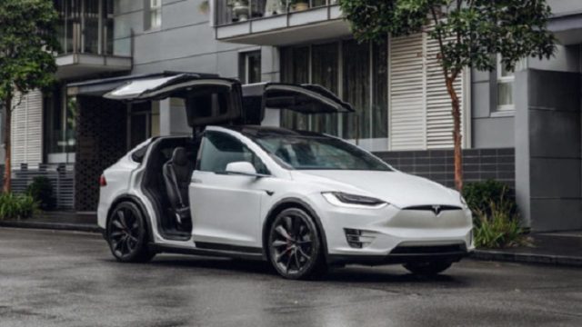 Tesla отозвала автомобили из-за проблем с усилителем руля