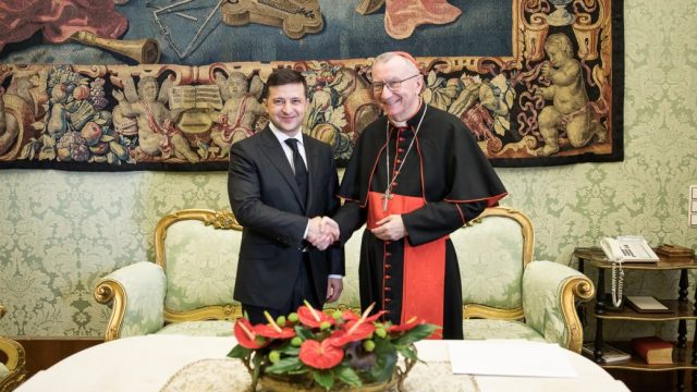Зеленский попросил Ватикан помочь с урегулированием конфликта на Донбассе