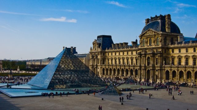 В Париже закрыли Лувр