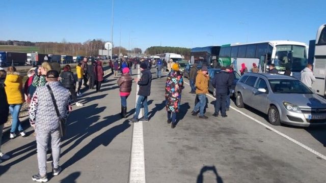 Украинцы возвращаются из Польши пешком