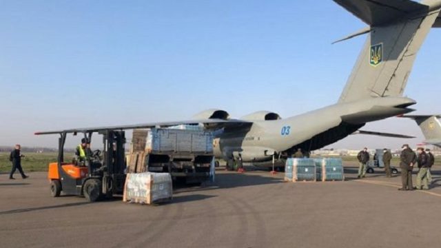 Украина отправила в Италию самолет с гумпомощью