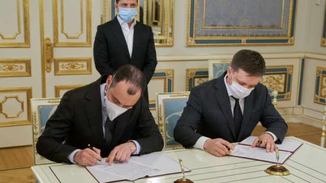 При участии Зеленского состоялось подписание соглашения между «Укрэксимбанком» и Укравтодором