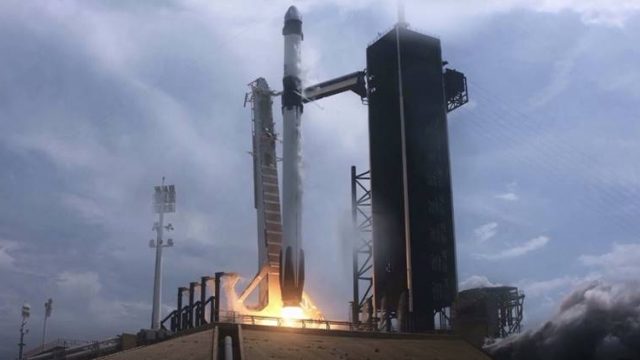 SpaceX запустила Crew Dragon с астронавтами