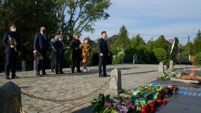 Президент почтил память погибших воинов, освобождавших Украину от нацистских оккупантов
