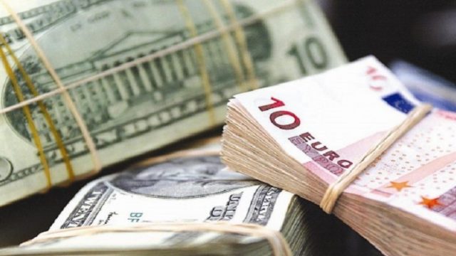 Украинцы продали банкам валюты больше, чем купили