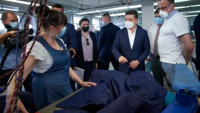 Президент ознакомился с продукцией швейной фабрики на Черниговщине