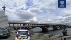 Угрожавшего взорвать мост Метро в Киеве задержали