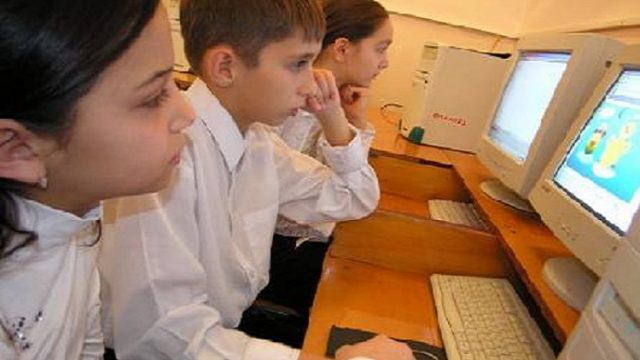 Почти половина школ в Украине не имеют качественного интернета