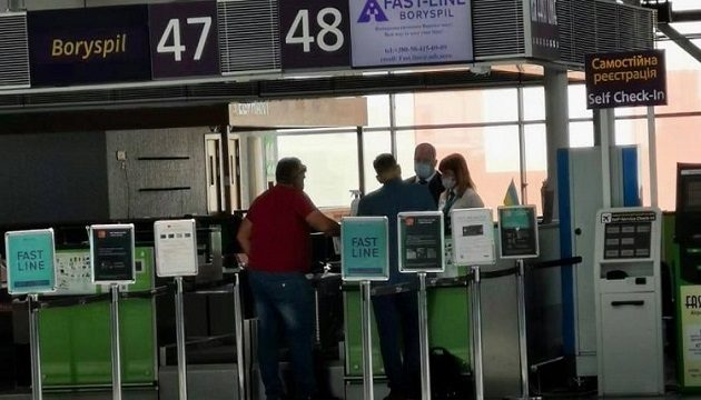 В трех украинских аэропортах открыли пункты тестирования на коронавирус