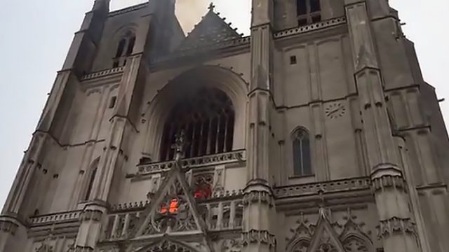 В поджоге собора XV века в Нанте признался волонтер