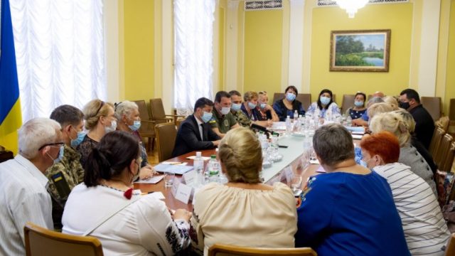 Зеленский встретился с членами семей погибших военных и пропавших без вести граждан