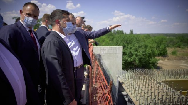 Президент ознакомился со строительством моста в Запорожье