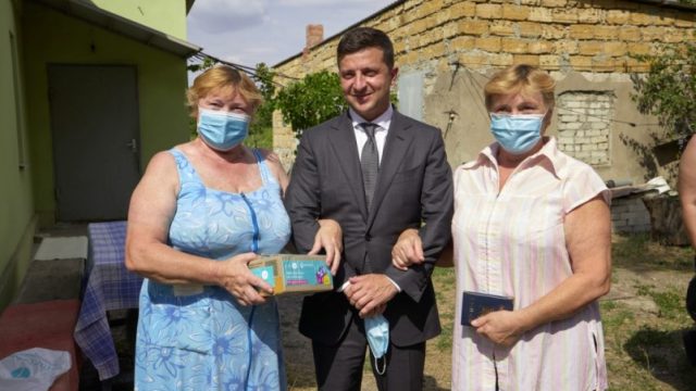 Зеленский доставил пенсии и лекарства жителям Херсонщины