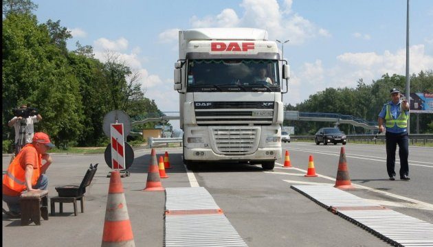 В Украине ввели круглосуточный весовой контроль грузовиков
