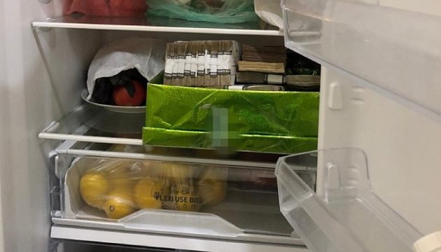 СБУ нашла черный нал в холодильнике руководителей УЗ