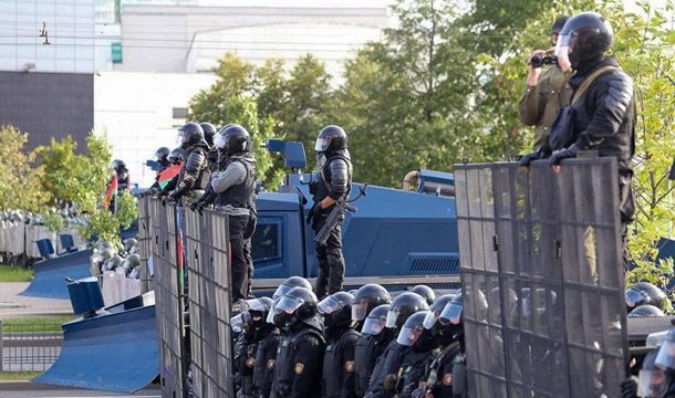 В Минске начали строить баррикады