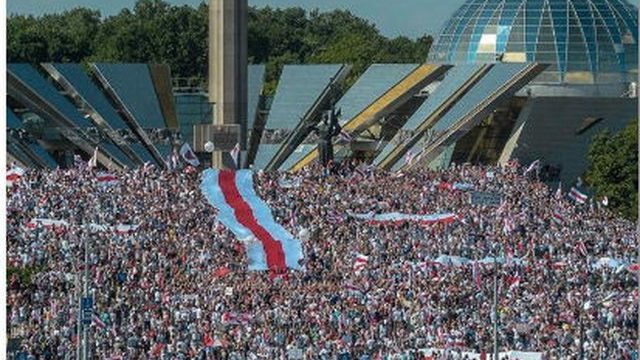 Сотни женщин вышли на очередной марш протеста в Минске