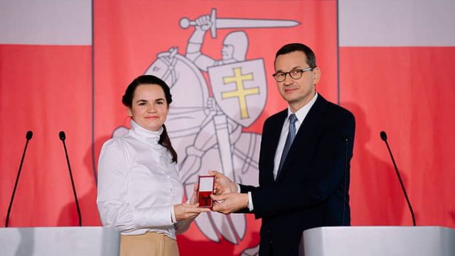 Премьер Польши вручил Тихановской ключи от нового белорусского центра