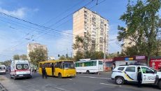 В Киеве произошло ДТП, маршрутка сбила трех людей