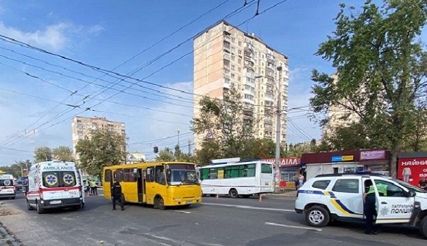 В Киеве произошло ДТП, маршрутка сбила трех людей