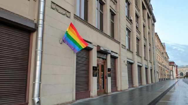 Happy Birthday: Pussy Riot поздравили Путина, вывесив флаги ЛГБТ на зданиях ФСБ