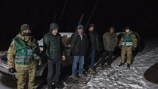 На Львовщине пограничники задержали россиянина с группой нелегалов