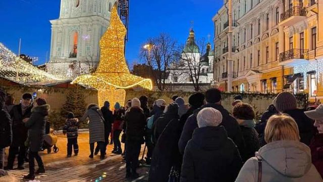 Шляпу с центральной елки в Киеве вернули на Софийскую площадь
