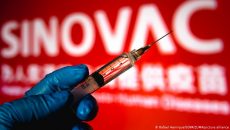 В Украине началась вакцинация CoronaVac