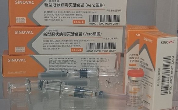 Китай отправил в Украину первую партию вакцины CoronaVac, — посольство