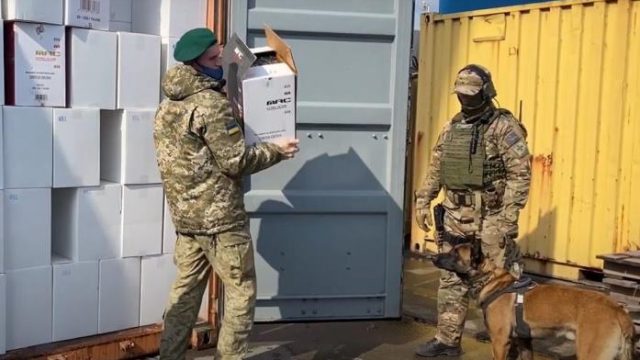 В Одесском порту выявлено почти 14 тыс. ящиков с сигаретами