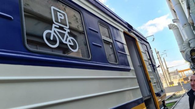 УЗ запускает пригородную электричку с вагонами для перевозки велосипедов