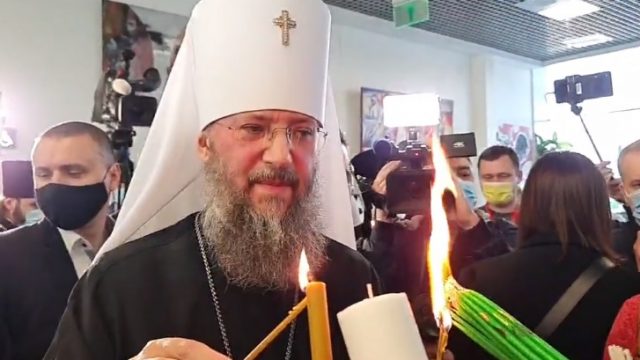 Благодатный огонь прибыл в Украину