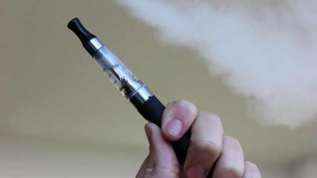 В Украине могут запретить курение электронных сигарет в общественных местах