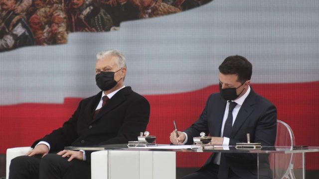 Зеленский в Варшаве призвал ЕС к реальной поддержке