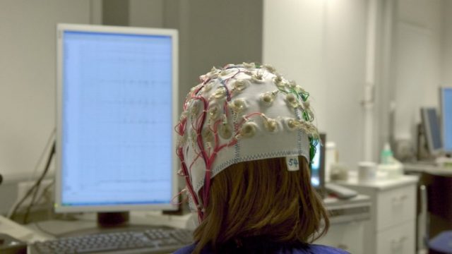 Американский стартап выпустит шлем для считывания мыслей