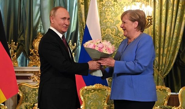 Меркель обсудила с Путиным будущий транзит через Украину