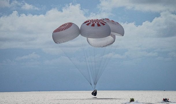 Туристы SpaceX вернулись на Землю