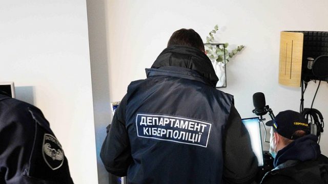 Украинский хакер «взломал» более 100 иностранных компаний - киберполиция (видео)