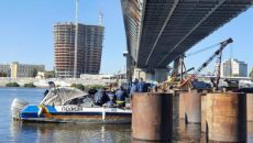 Правоохранители с водолазам осматривают Подольский мост