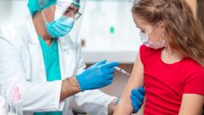 Первая страна в мире ввела обязательную ковид-вакцинацию детей