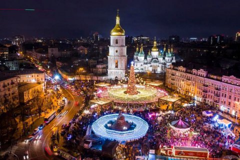 В Киеве на Софийской площади открыли главную елку страны