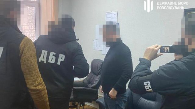 ДБР повідомило керівнику Івано-Франківської митниці про підозру у вимаганні хабарів