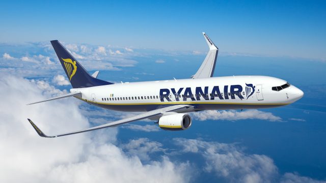 Лоукост Ryanair отменил 17 рейсов из Украины