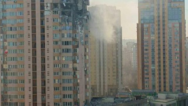 Російське вторгнення: у Києві снаряд РФ влучив у багатоповерховий будинок по проспекту Лобановського
