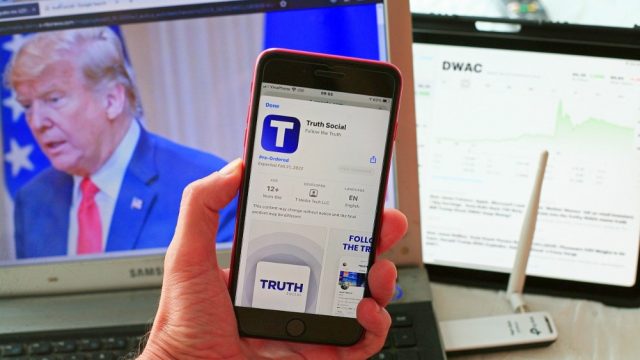 Соціальна мережа Трампа: Truth Social стала лідером із завантажень в App Store