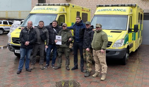 British-Ukrainian Aid (Британсько-Українська Допомога) та волонтери передали Україні дві автівки швидкої допомоги та медикаменти