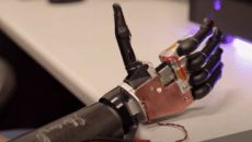 Інженери в США розробили роботизовану руку-протез, яка реагує на сигнали мозку без вживляння в нього чіпу (відео)