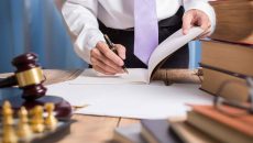 5 причин скористатися послугами професійного адвоката онлайн